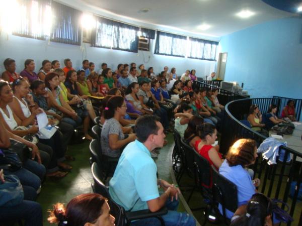 Professores em assembléia(Imagem:Amarelinho)