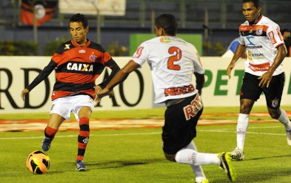 Rafinha recebe combate de Alberto, do Campinense.(Imagem:Alexandre Vidal / Flaimagem)