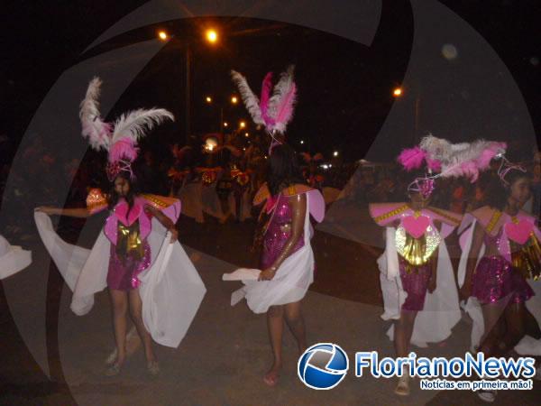 Desfile das escolas de samba atrai grande público no último dia de Carnaval em Floriano.(Imagem:FlorianoNews)