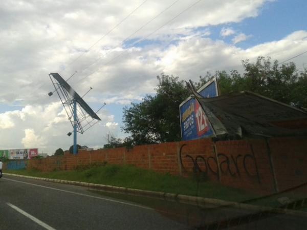 Em Teresina, chuva e ventania deixam estragos Av. Raul Lopes.(Imagem:Renan Morais/GE)