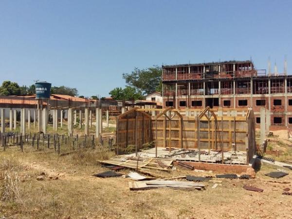 Construtora deixou de entregar cinco condomínios de apartamentos.(Imagem:Júlio Castro)