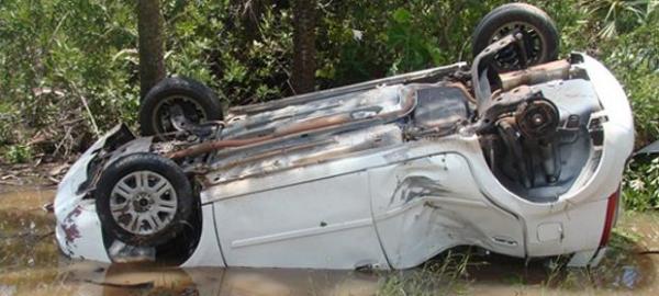 FAMÍLIA VIAJAVA PARA BARRAS-PI: Aposentado foi sacado do veículo e morreu na hora.(Imagem:JF Agora)