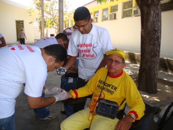 Amarelinho verificando a glicemia(Imagem:redação)