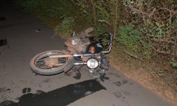 De acordo com a Polícia Militar, quatro pessoas ocupavam moto que colidiu com carro na BR-135, no Sul do Piauí.(Imagem:Renato Ribeiro/Portal B1)