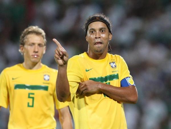 Paradona na esquina: Ronaldinho acabou com jejum quatro anos sem gols pela Seleção.(Imagem:Mowa Press)