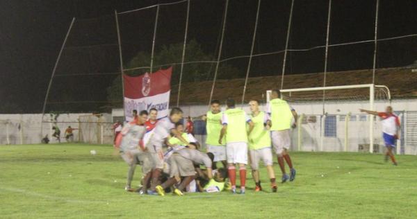 Jogadores do Piauí comemoram após vaga na final; time venceu o Barras por 3 a 1.(Imagem:Josiel Martins)