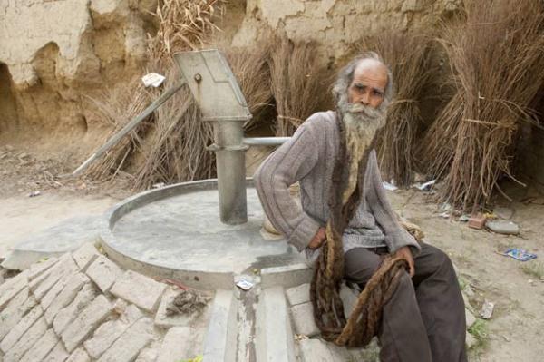 Indiano Guru Kailash Singh, de 65 anos, se recusa a tomar banho há 37 anos. (Imagem:Richard Grange/Barcroft India/Getty Images)