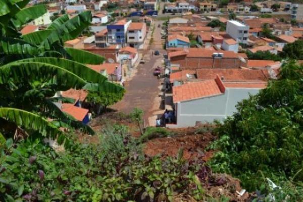 Encosta de morro desmorona sobre casa e causa pânico em Picos.(Imagem:Jaqueline Figueredo)