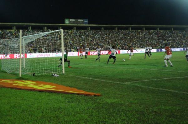 O público presente no Albertão teve que se contentar com o empate contra o Vozão.(Imagem:Emanuele Madeira)