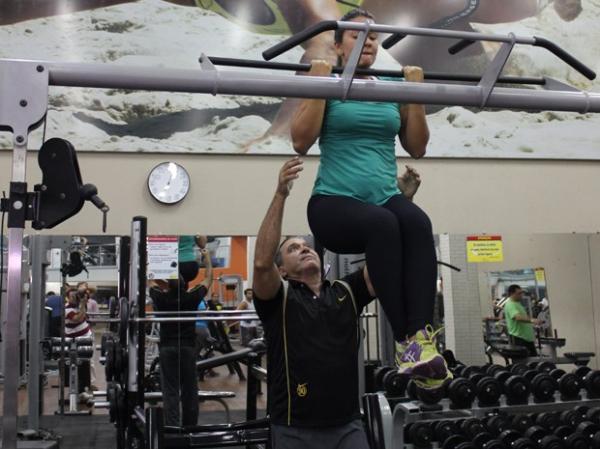 Barra fixa, um dos exercícios pedidos no teste físico, em Teresina.(Imagem:Pedro Santiago/G1)