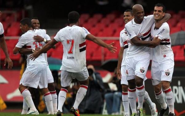 Jogadores comemoram o gol de Rhodolfo, o primeiro da goleada deste domingo.(Imagem:Gaspar Nóbrega/VIPCOMM)