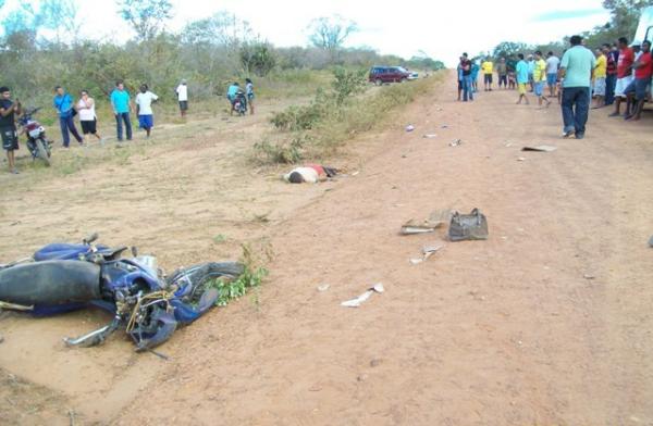 Acidente entre moto e carreta(Imagem:Divulgação)