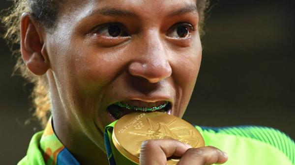 Rafaela Silva morde a medalha de ouro.(Imagem:Toshifumi Kitamur/AFP)