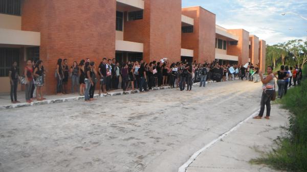 Alunos fazem protesto para cobrar melhorias na UFPI de Floriano.(Imagem:FlorianoNews)