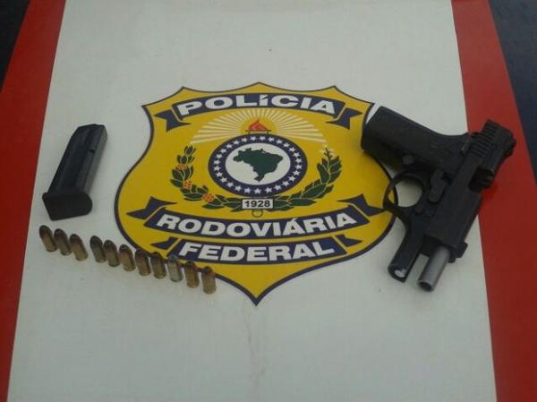 Arma foi encontrada dentro da bolsa da criança de dois anos.(Imagem:Divulgação/PRF)