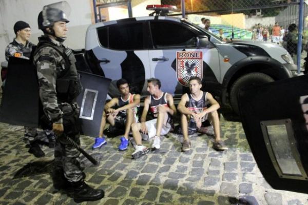 Torcedores do River-PI conduzidos à Central de Flagrantes (Imagem:Emanuele Madeira)