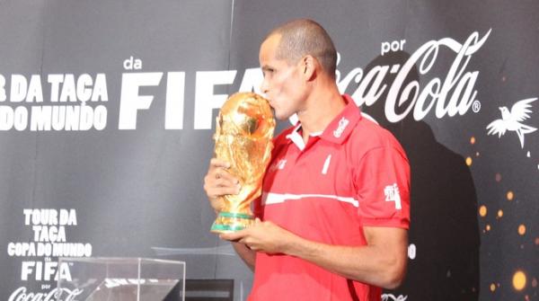 Rivaldo durante tour da Taça da Copa do Mundo em Teresina.(Imagem:Abdias Bideh/GloboEsporte.com)