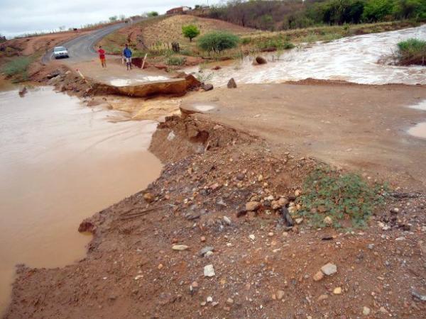 Volume de riacho deixou estrada interditada no município.(Imagem:Elias Neto/Arquivo Pessoal)