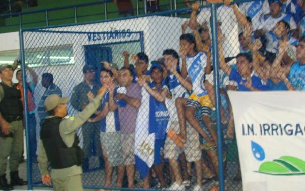 Polícia teve que conter torcida, que protestava contra atuação do árbitro Andrey da Silva.(Imagem:Wenner Tito)