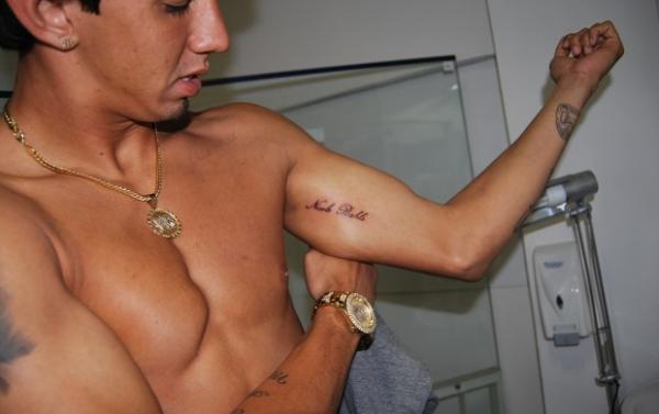 Victor Ramos mostra tatuagem com nome de Nicole.(Imagem:Divulgação)