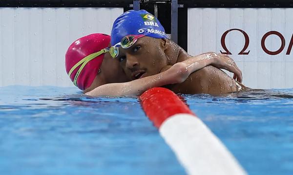 Mineiro de Santa Luzia vence de ponta a ponta a prova dos 100m costas.(Imagem:REUTERS/Andrew Couldridge/Proibida reprodução)