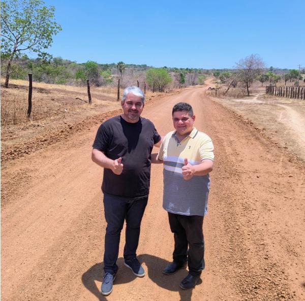 Fábio Xavier e Maurício Bezerra acompanham obras de recuperação nas estradas rurais de Floriano.(Imagem:Divulgação)