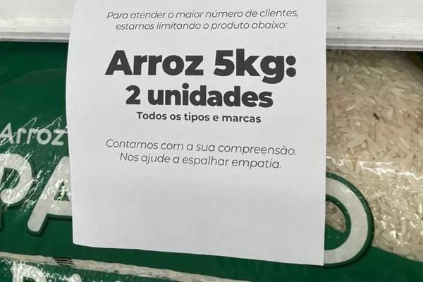 Cartaz em supermercado limita quantidade de pacotes de arroz para cada cliente(Imagem:Meio News)