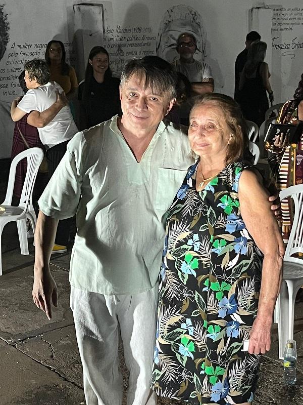 Ator Luciano Melo se emociona com mãe na plateia do seu espetáculo 