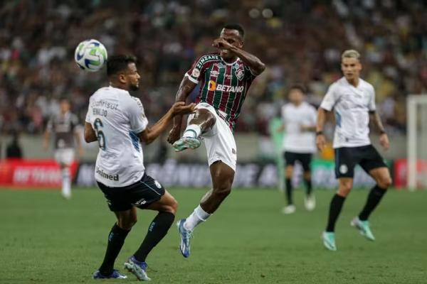 Reinaldo e Jhon Arias disputando bola em confronto entre Fluminense e Grêmio em 2023.(Imagem:Lucas Merçon / Fluminense FC)