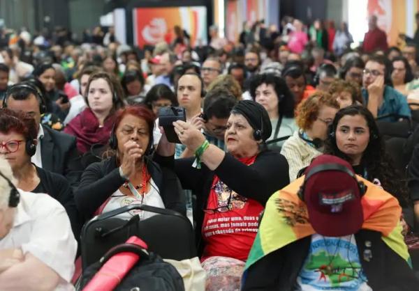 Público assiste plenária que discute Combate à fome, pobreza e desigualdades, no G20 Social no Boulevard Olímpico na zona portuária da capital fluminense.(Imagem: Tomaz Silva/Agência Brasil)