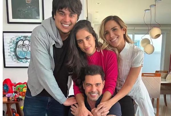 Zezé di Camargo com os filhos, Igor, Camilla e Wanessa Camargo.(Imagem:Reprodução/Instagram)