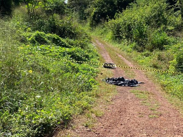 Homem foi encontrado em estrada vicinal a poucos metros da BR-343, entre Teresina e Altos.(Imagem:Polícia Civil)