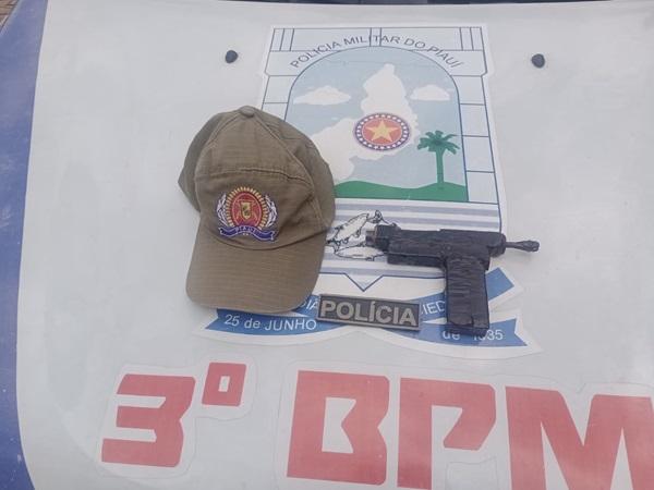 Arma de fogo artesanal é encontrada em terreno baldio no Bairro Catumbi(Imagem:Divulgação/PM)