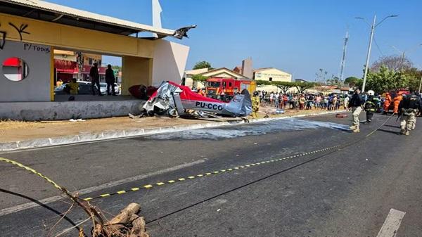 Avião cai e duas pessoas ficam feridas na Zona Sul de Teresina(Imagem:Gil Oliveira/TV Clube)