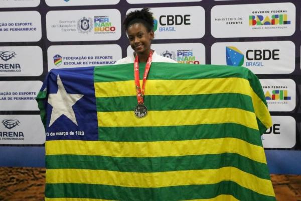 Levando o Piauí ao topo do pódio no karatê, a atleta Amanda Raquel disputou na categoria kumitê sub-14 (-42kg).(Imagem:Divulgação)