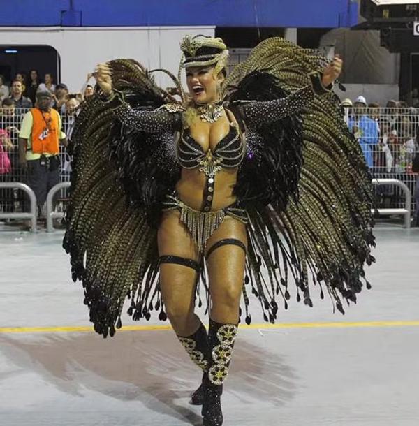 Ellen Rocche como rainha de bateria da Rosas de Ouro no Carnaval 2013.(Imagem:AgNews)