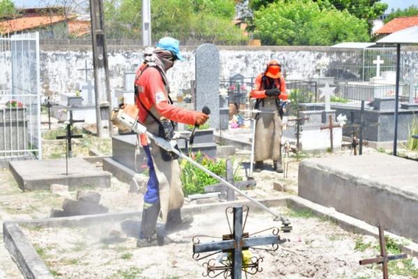 Cemitérios de Floriano recebem limpeza e manutenção da iluminação para o Dia de Finados(Imagem:Secom)