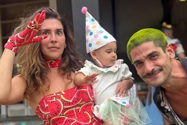 Fernanda Paes Leme esteve em um bloquinho de Carnaval com o ex-noivo Victor Sampaio, que é pai de sua filha, Pilar(Imagem:Reprodução/Instagram)