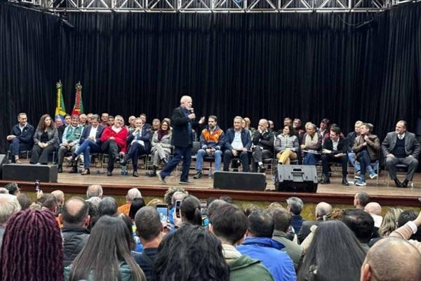 Lula, ao microfone, em São Leopoldo, no anúncio de medidas para o Rio Grande do Sul: evento com palco, autoridades e plateia(Imagem:Henrique Lessa/CB/DA.Press)