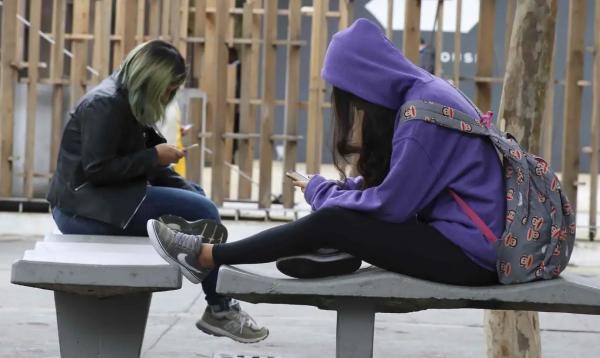 Celular em sala desafia dia a dia de professores, dizem pesquisadores.(Imagem:ROVENA ROSA/AGÊNCIA BRASIL)