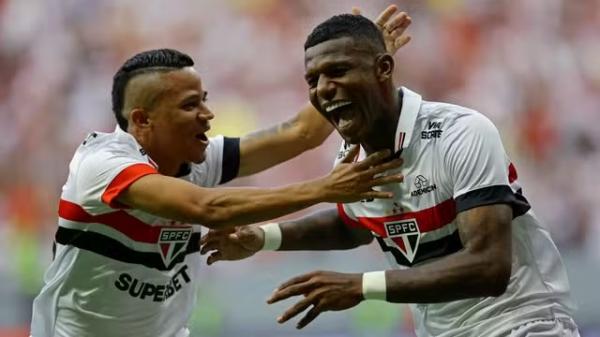 São Paulo x Corinthians gol Arboleda(Imagem:Ueslei Marcelino/Reuter)