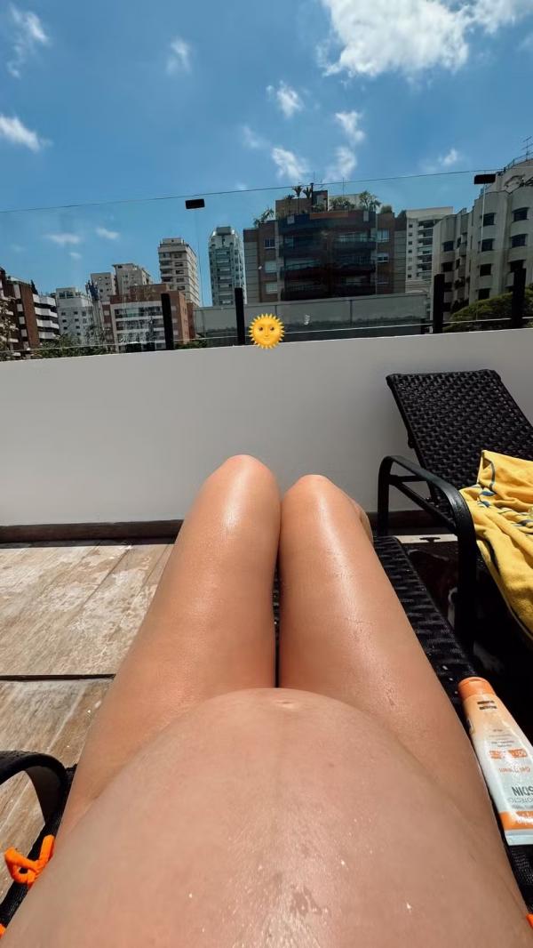 Grávida, Duda Reis toma sol na companhia do cachorro.(Imagem:Reprodução/Instagram)