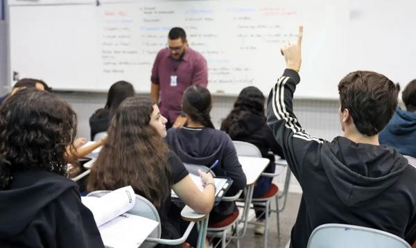 Professor do colégio Galois, Samuel Rbeiro Costa, em sala de aula com alunos na preparação nos últimos dias antes da prova do Enem 2024.(Imagem:José Cruz/Agência Brasil)