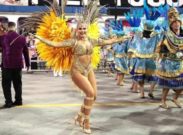 Ellen Rocche no Carnaval 2019, seu último desfile como rainha de bateria da Rosas de Ouro.(Imagem:Rafael Cusato/Editora Globo)