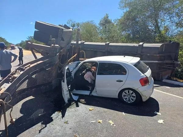 Colisão entre carro e carreta deixa homem com fratura no fêmur na BR-316(Imagem:Divulgação/PRF)