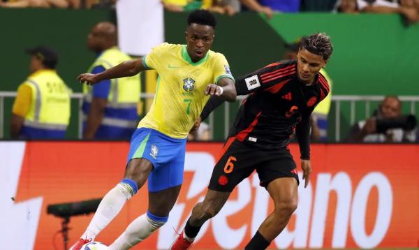 Jogador Vini Jr durante lance de jogo de futebol entre Brasil e Colômbia válido pelas Eliminatórias da Copa do Mundo.(Imagem:Bruno Peres/Agência Brasil)