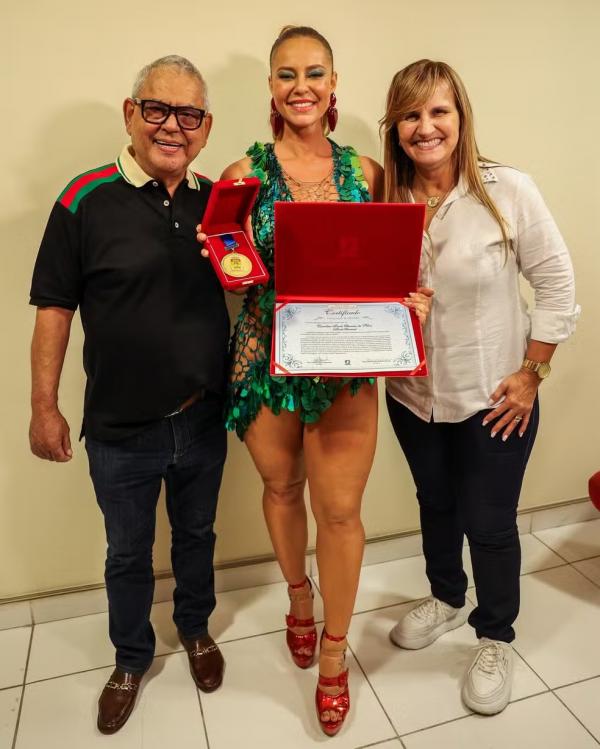 Presidente de Honra da escola Jayder Soares, Poalla Oliveira e a vereadora Delza de Oliveira.(Imagem: Reprodução/Instagram)