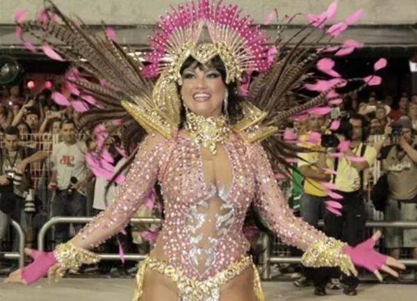 Ellen Rocche usou uma peruca de fios pretos no desfile da Rosas no Carnaval 2012.(Imagem:AgNews)