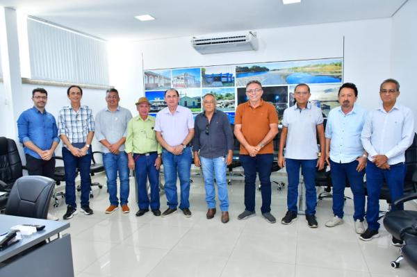 Reunião entre representantes do comércio de Floriano e o prefeito Antônio Reis discute demandas locais.(Imagem:Divulgação)