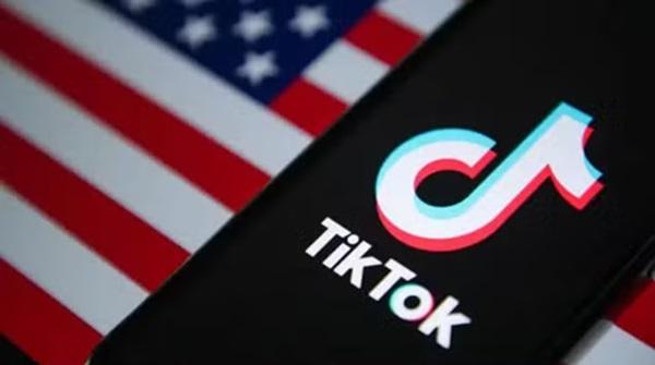 Logo TikTok e bandeira dos Estados Unidos ao fundo(Imagem:Getty Images)